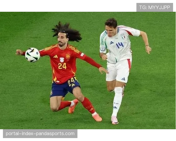 曼联三后卫体系与球员特点脱节，攻防转换出现位置真空